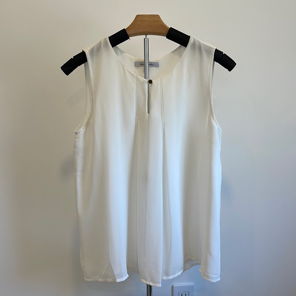 White sleeveless blouse - Picture 1 of 1